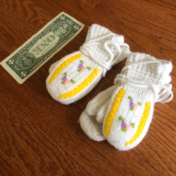 Tiny pair of vintage warm woolen mittens - Picture 2 of 6